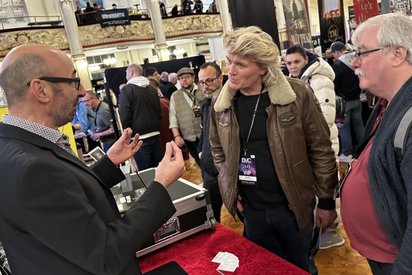 foto 8_dealer Jos met Hans Klok__Gunther_Blackpool 2024